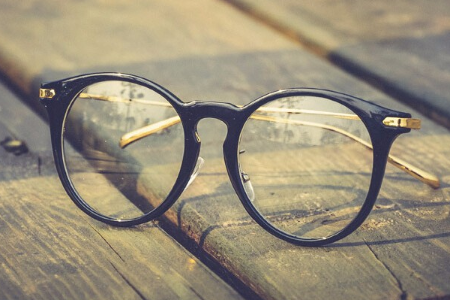 明月鏡片和依視路哪個(gè)好呢？